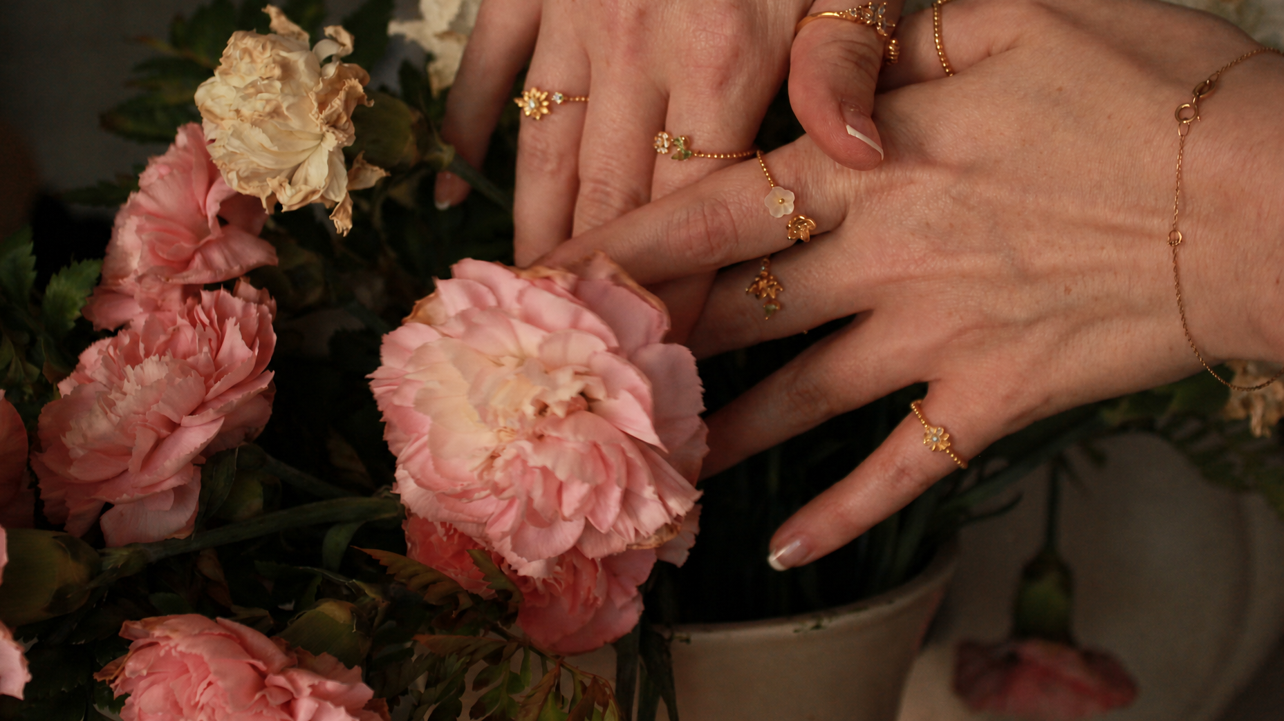 What Do Pinky Rings Signify? A Stylish Guide to Wearing Them Selenichast