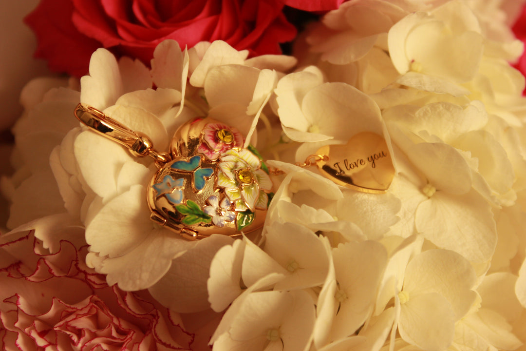What Does a Heart Necklace Mean & How to Wear It