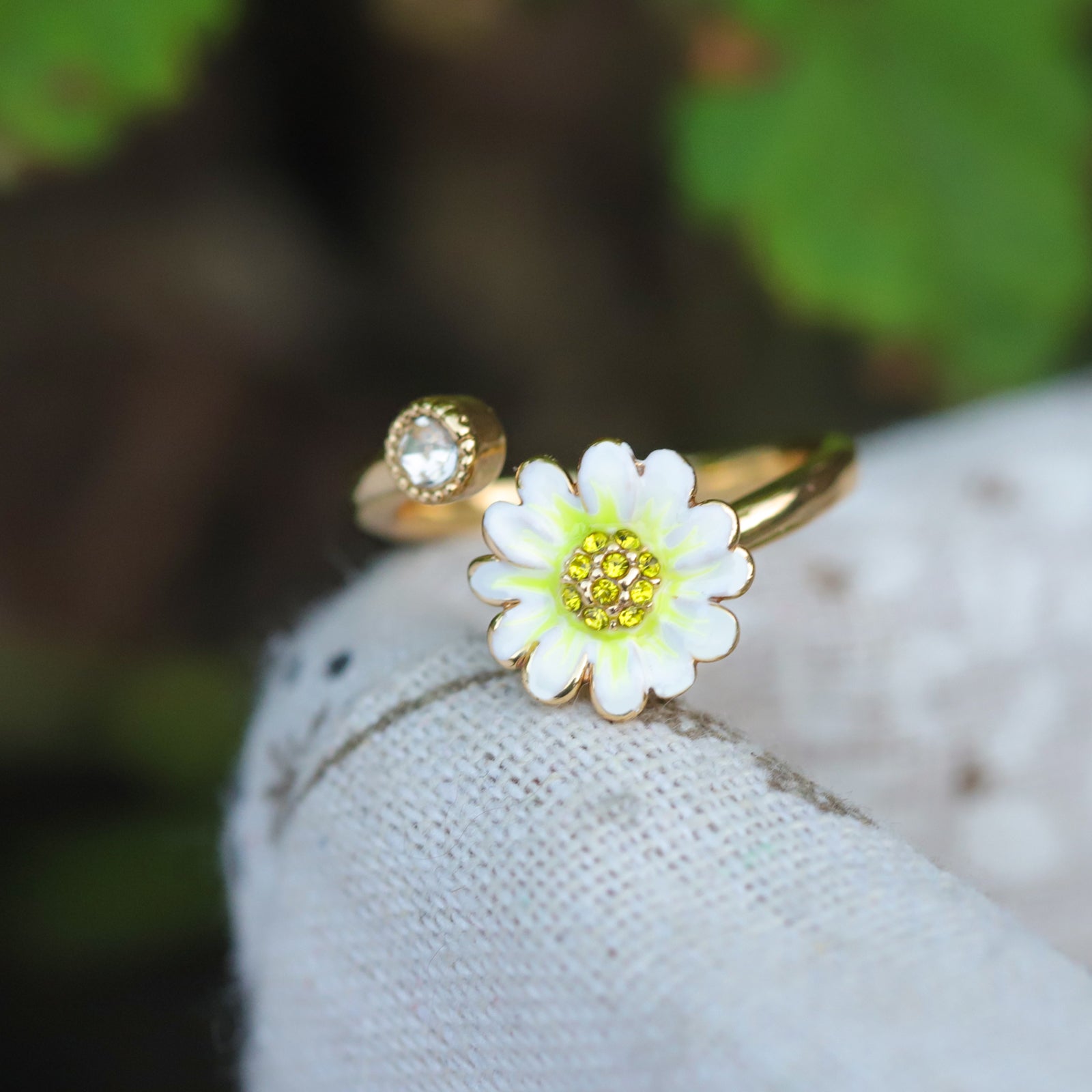 Selenichast Daisy Ring