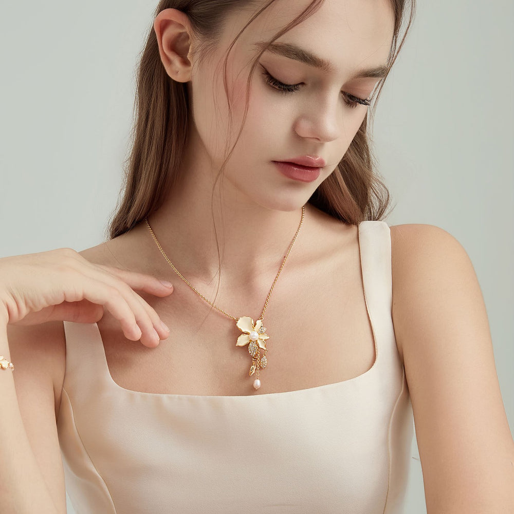 Iris Pendant Necklace