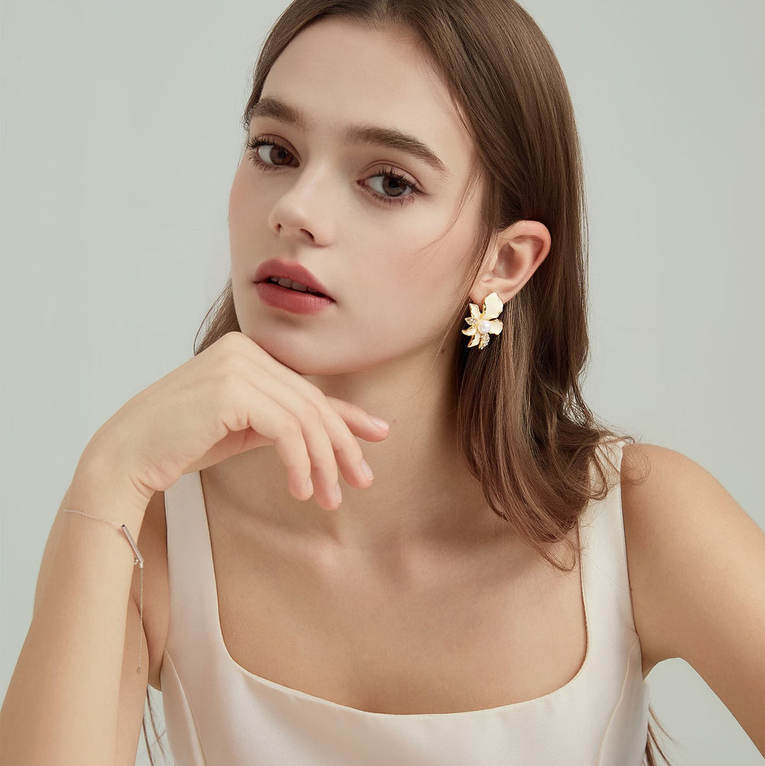 Iris Pearl Stud Earrings Gift