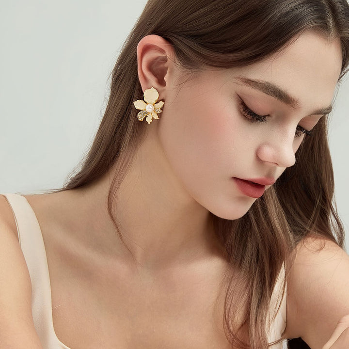 Iris Pearl Stud Earrings