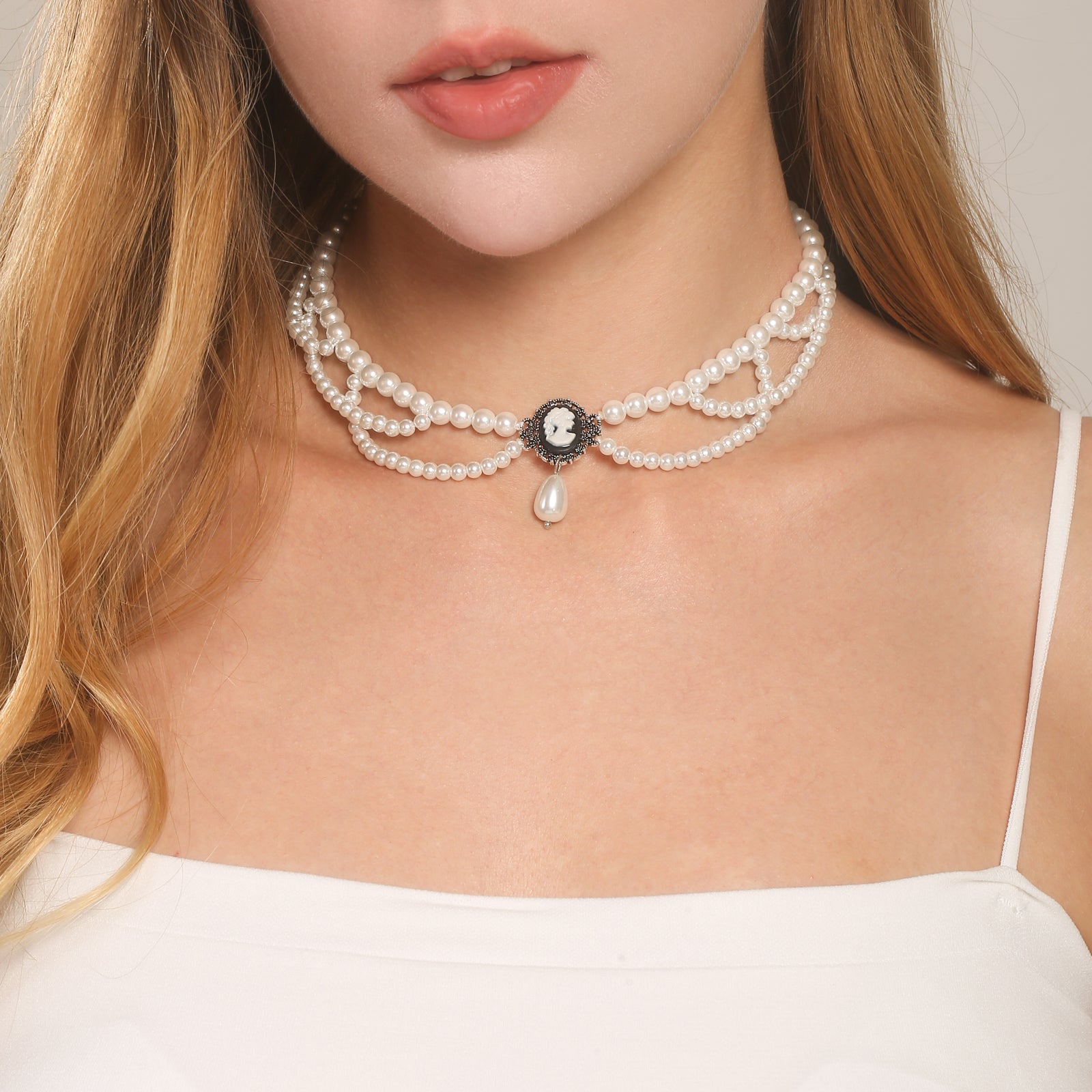Victoria Pearl Choker
