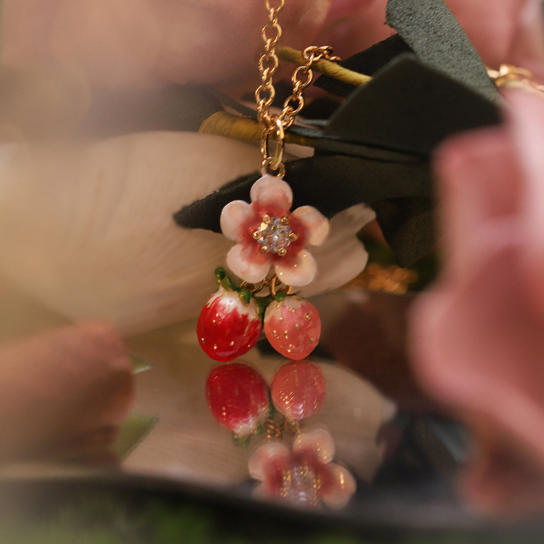 Collier de fleur de fraise