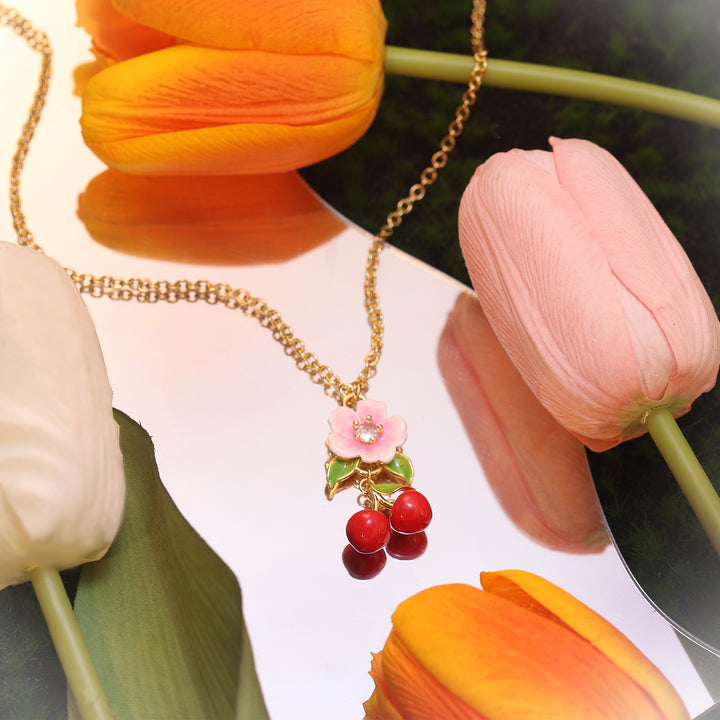 Collier de cerise de fleurs