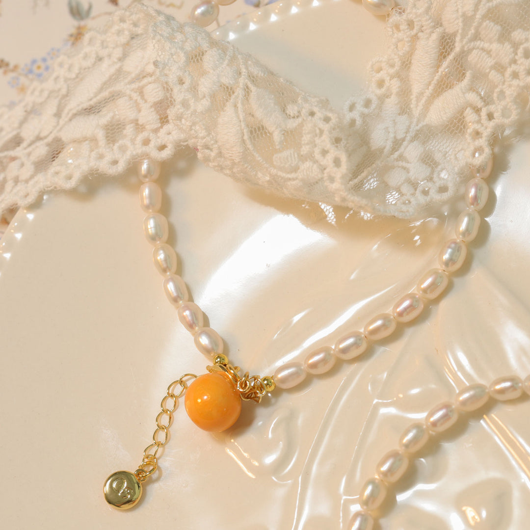 Orangefarbenes Perlenarmband