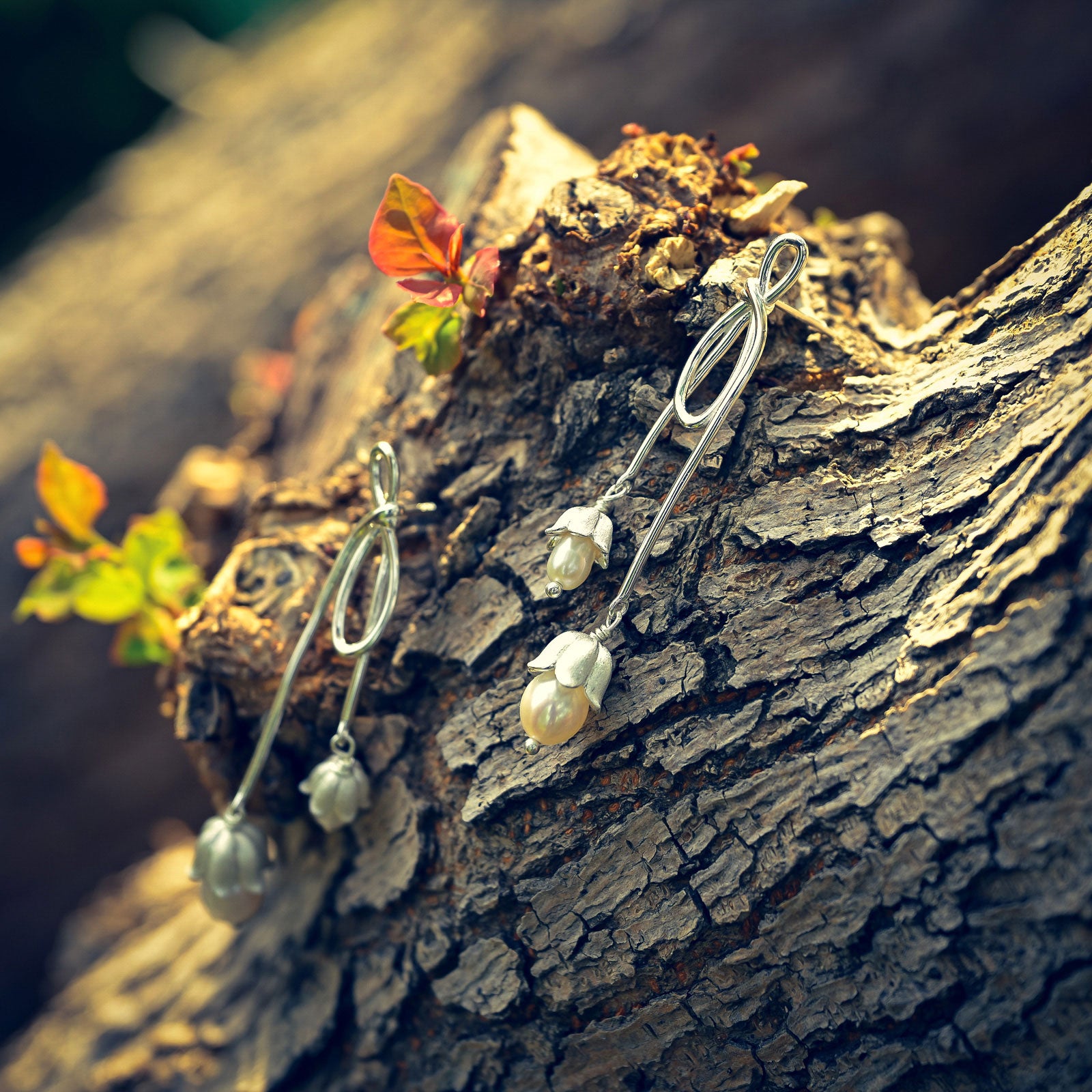 Lirio plateado de los pendientes de arco del valle