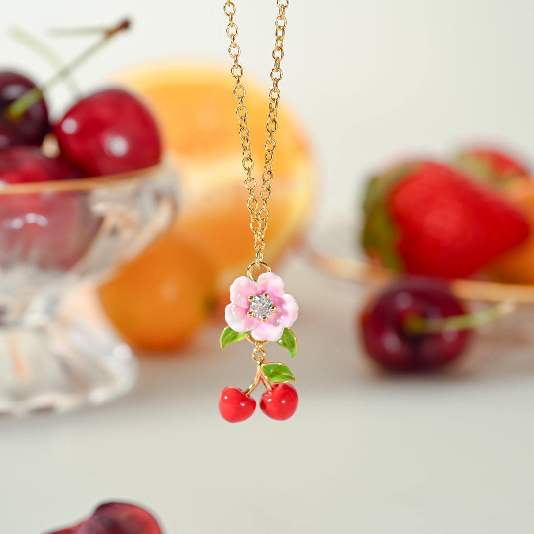 Collier de cerise de fleurs