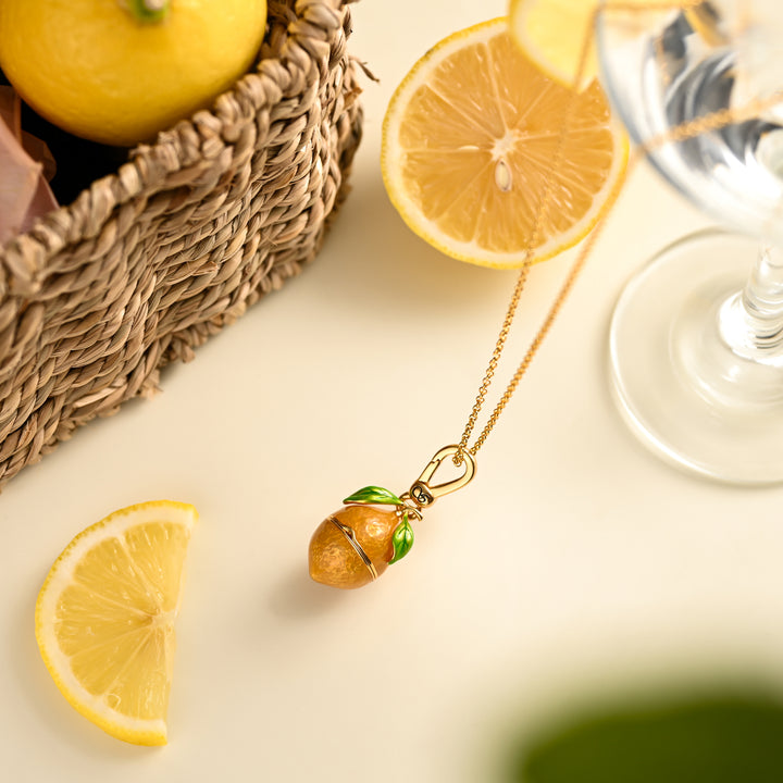 Collier pendentif médaillon au citron