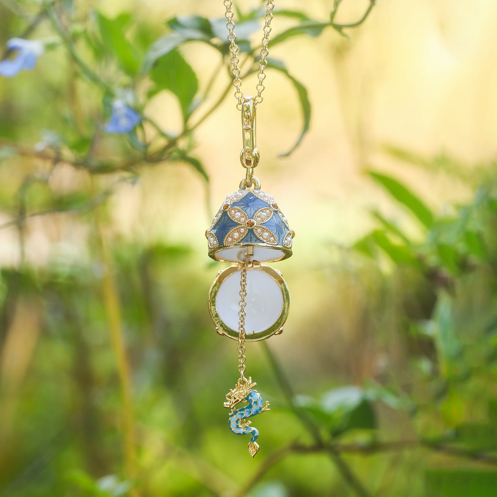 Collier de médaillon à œuf de dragon