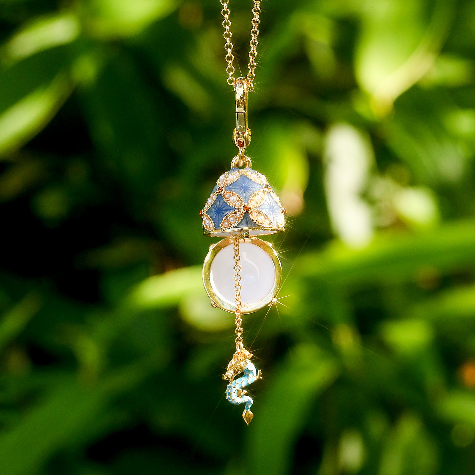 Collier de médaillon à œuf de dragon