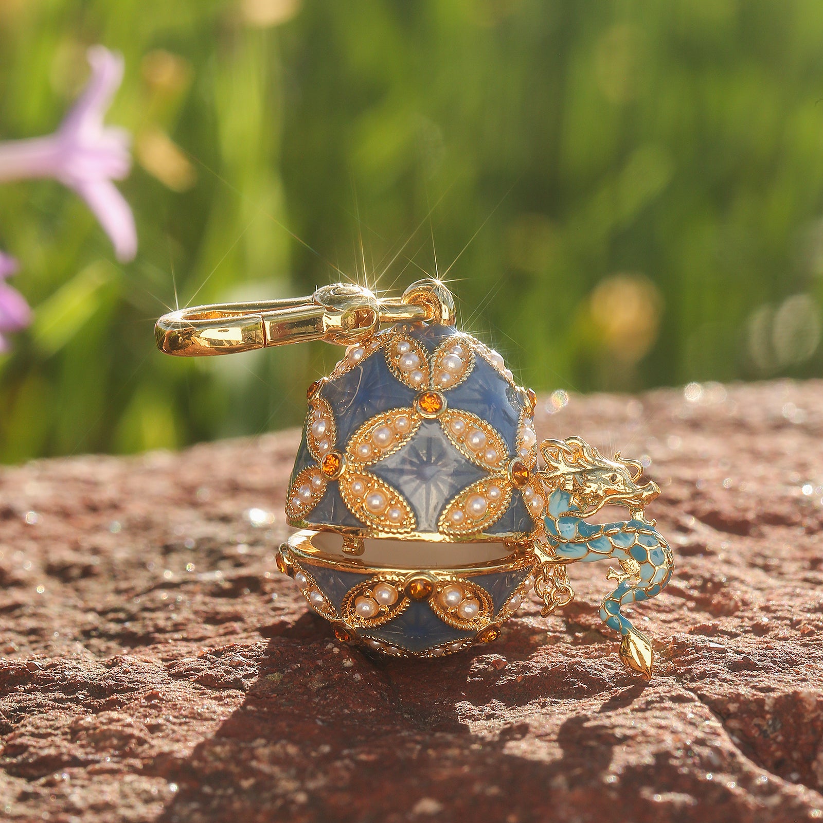 Collier de médaillon à œuf de dragon