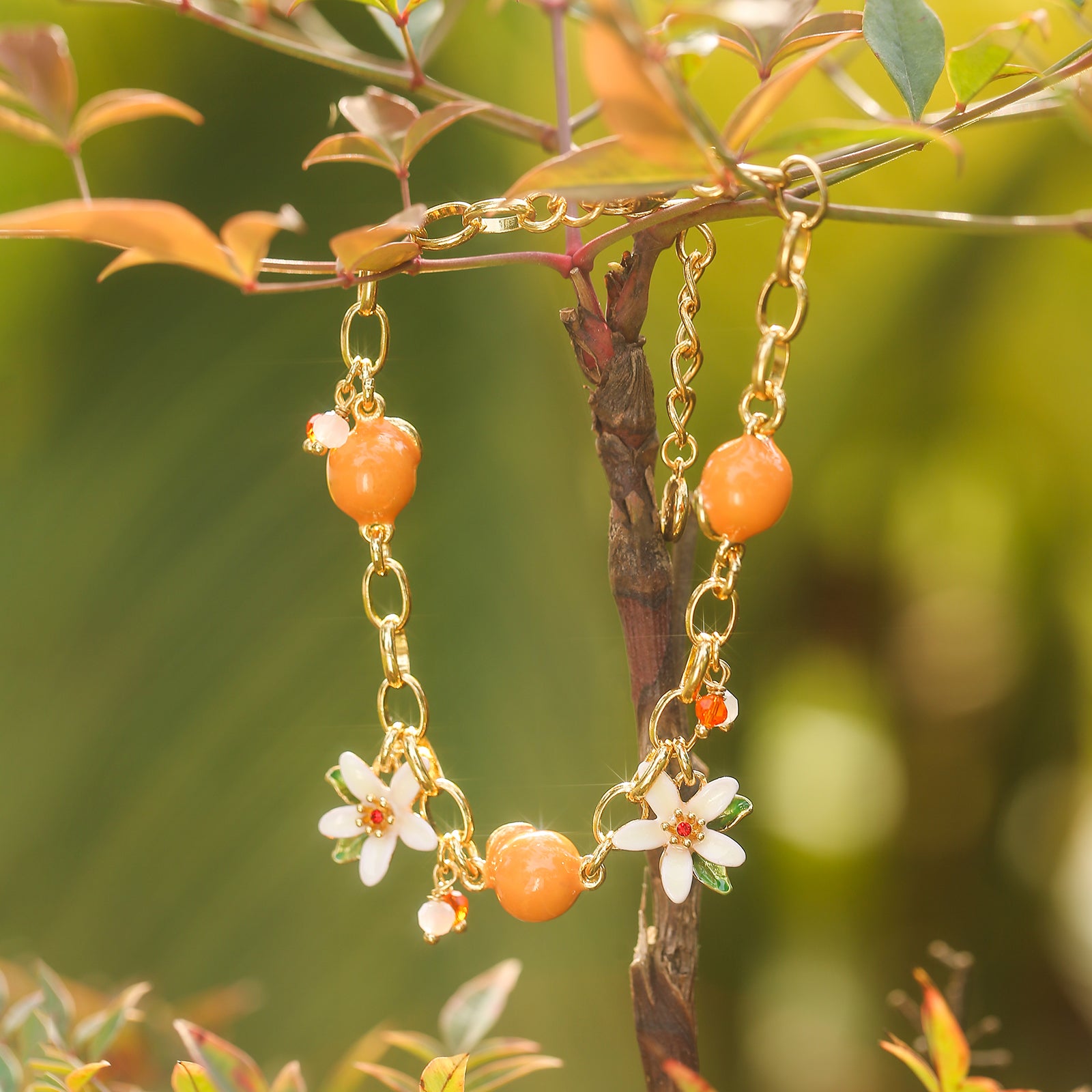 Orangefarbenes Armband