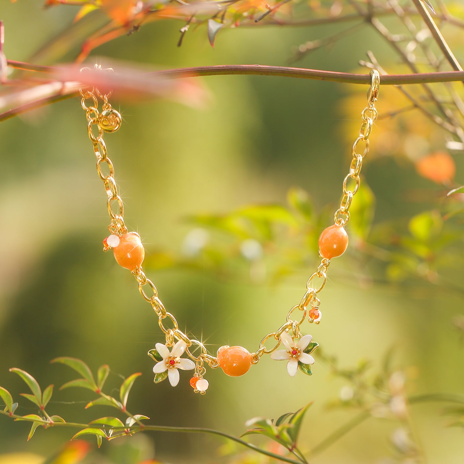 Orangefarbenes Armband