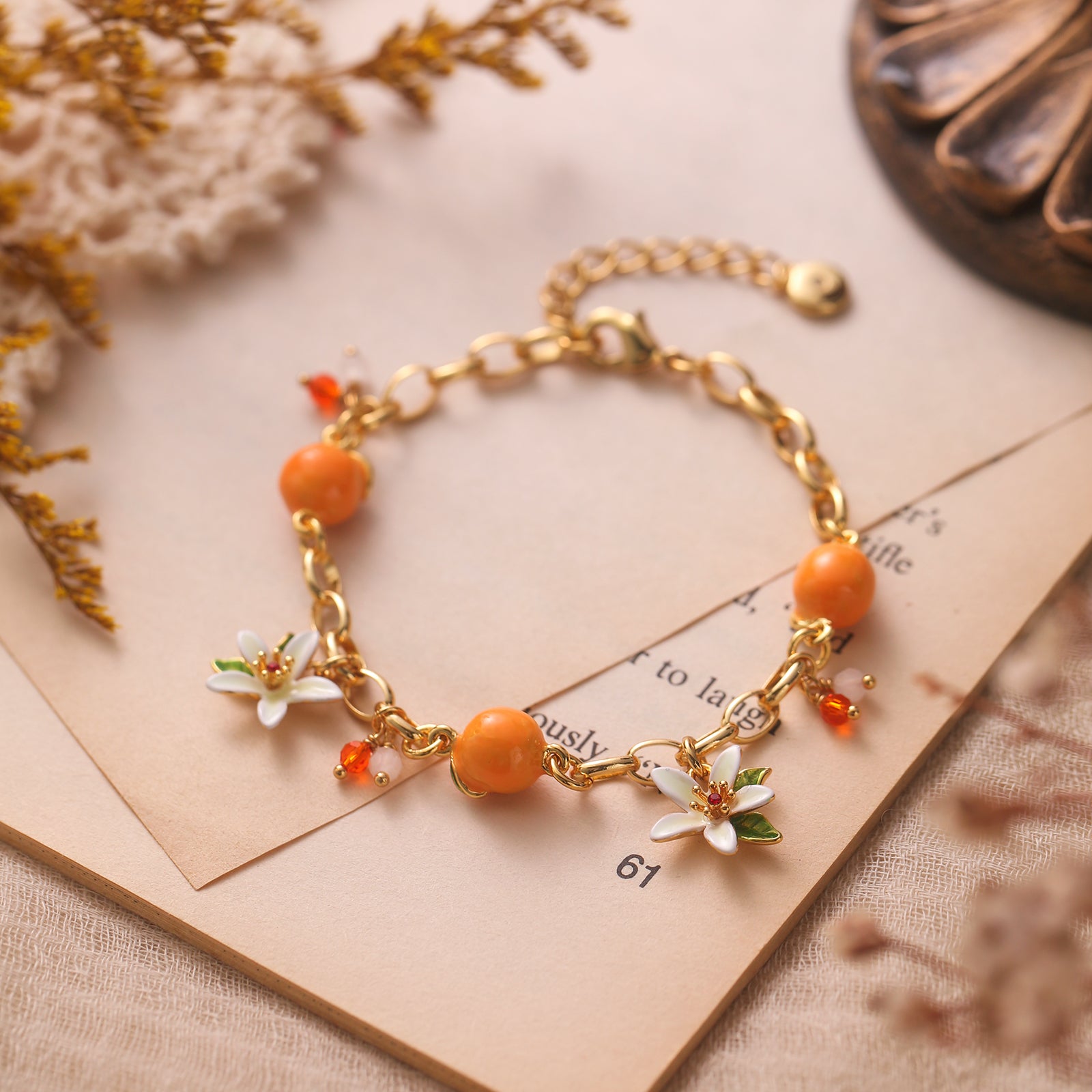 Orangefarbenes Armband