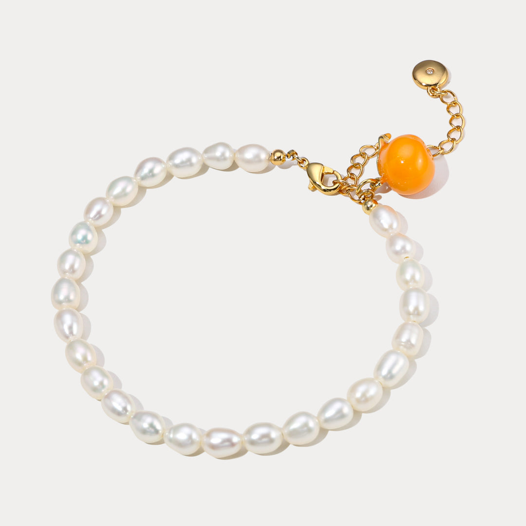 Orangefarbenes Perlenarmband