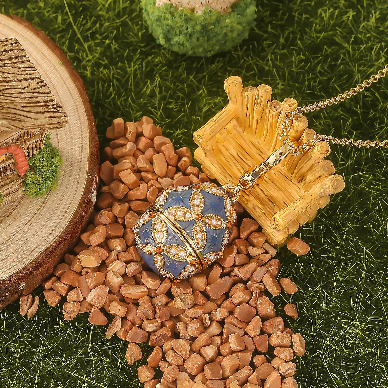 Collier de médaillon à œuf de dragon