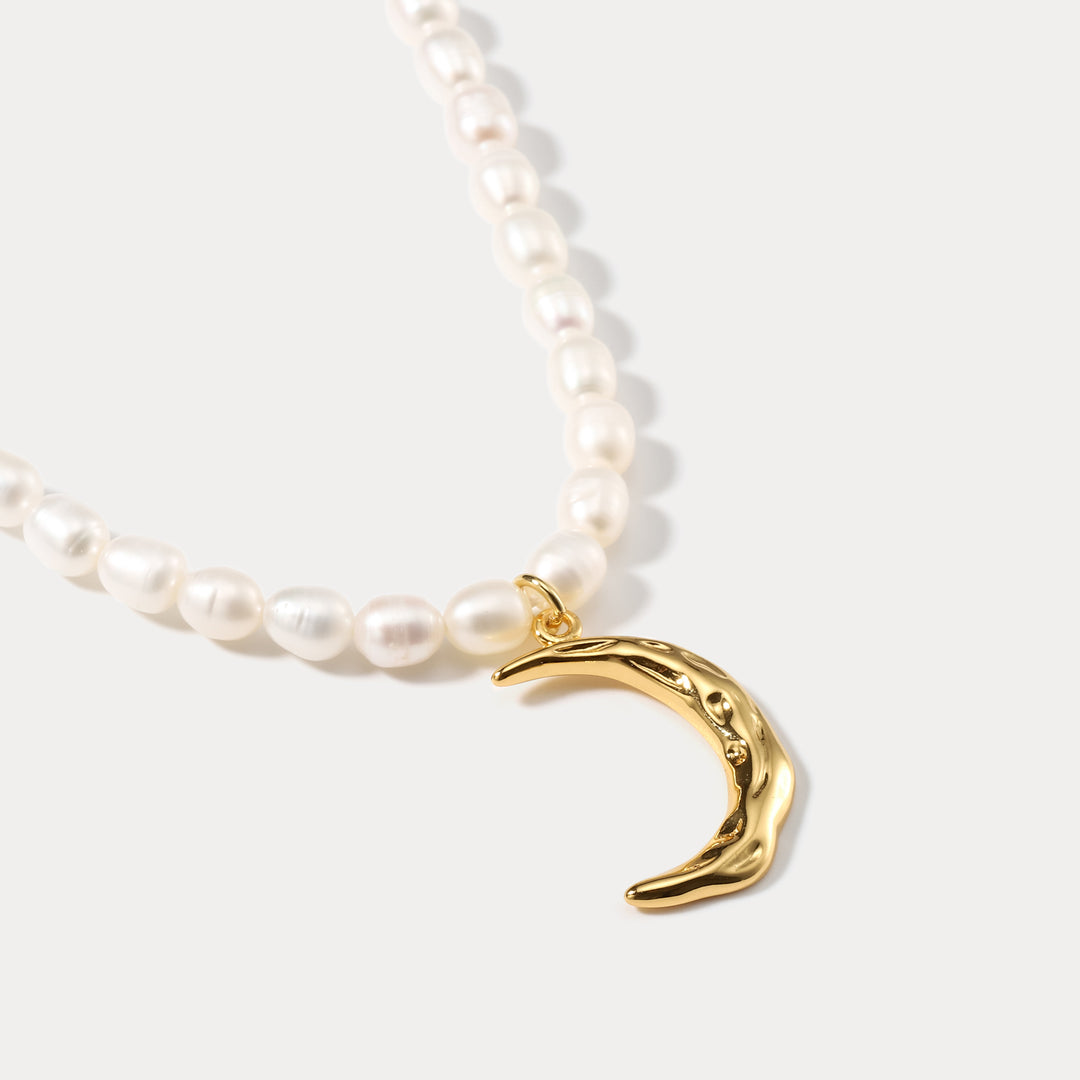 Moon Pendant Pearl Necklace