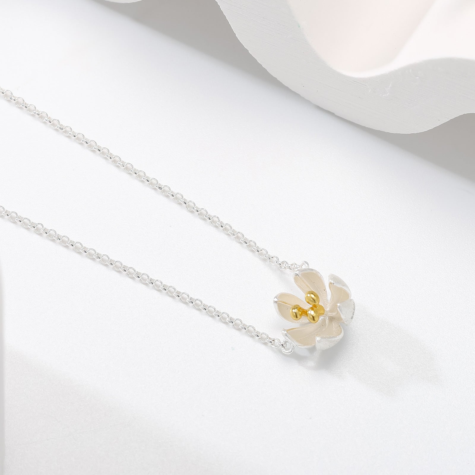 Fresh Blooming Flower Necklace for Woman