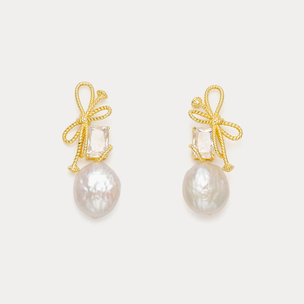 韓国人気【MONDAY EDITION】Tiny Pearl Bow Earrings☆追跡付 TIE THE RIBBON - MONDAY EDITION