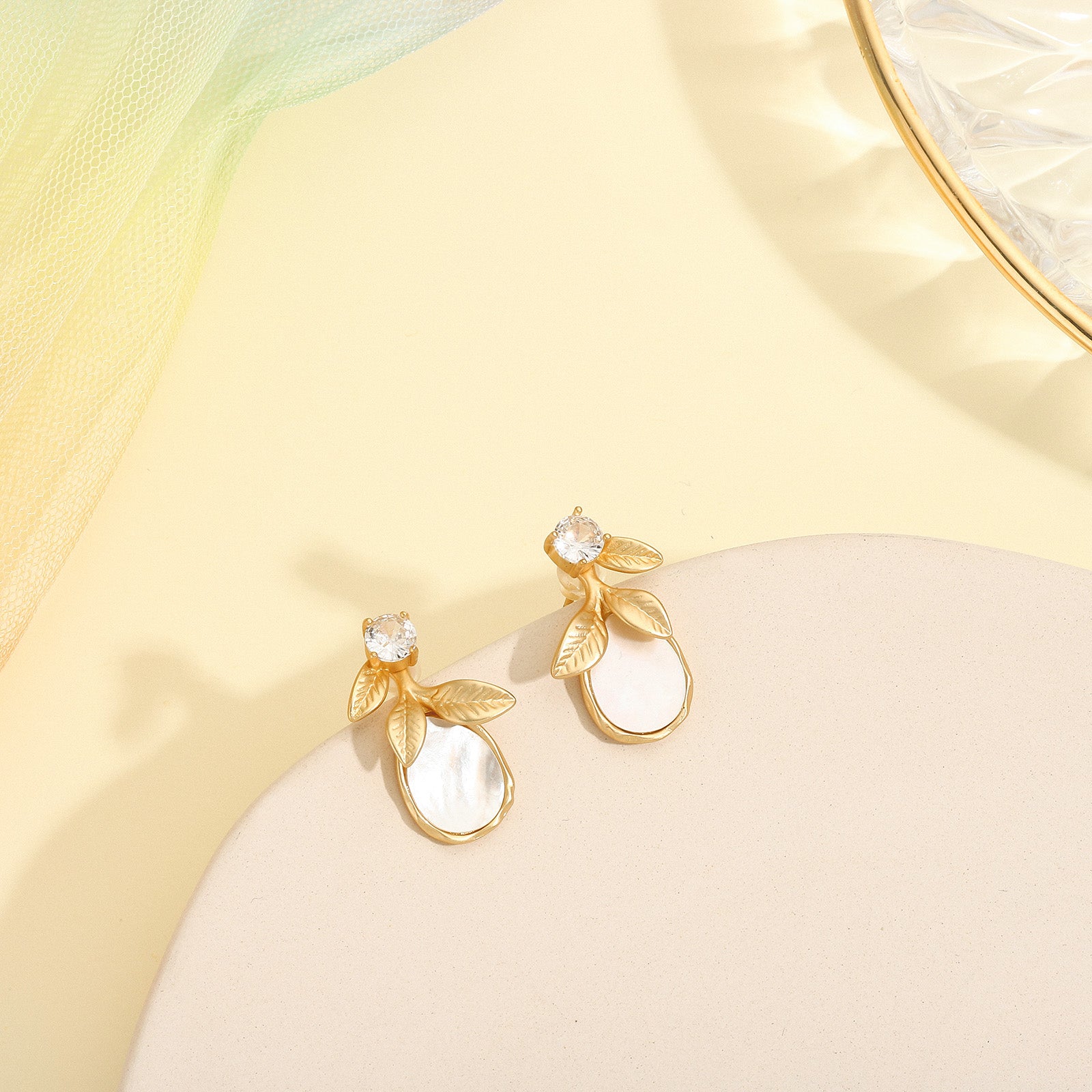 Shell Diamond 18k Gold Stud Earrings