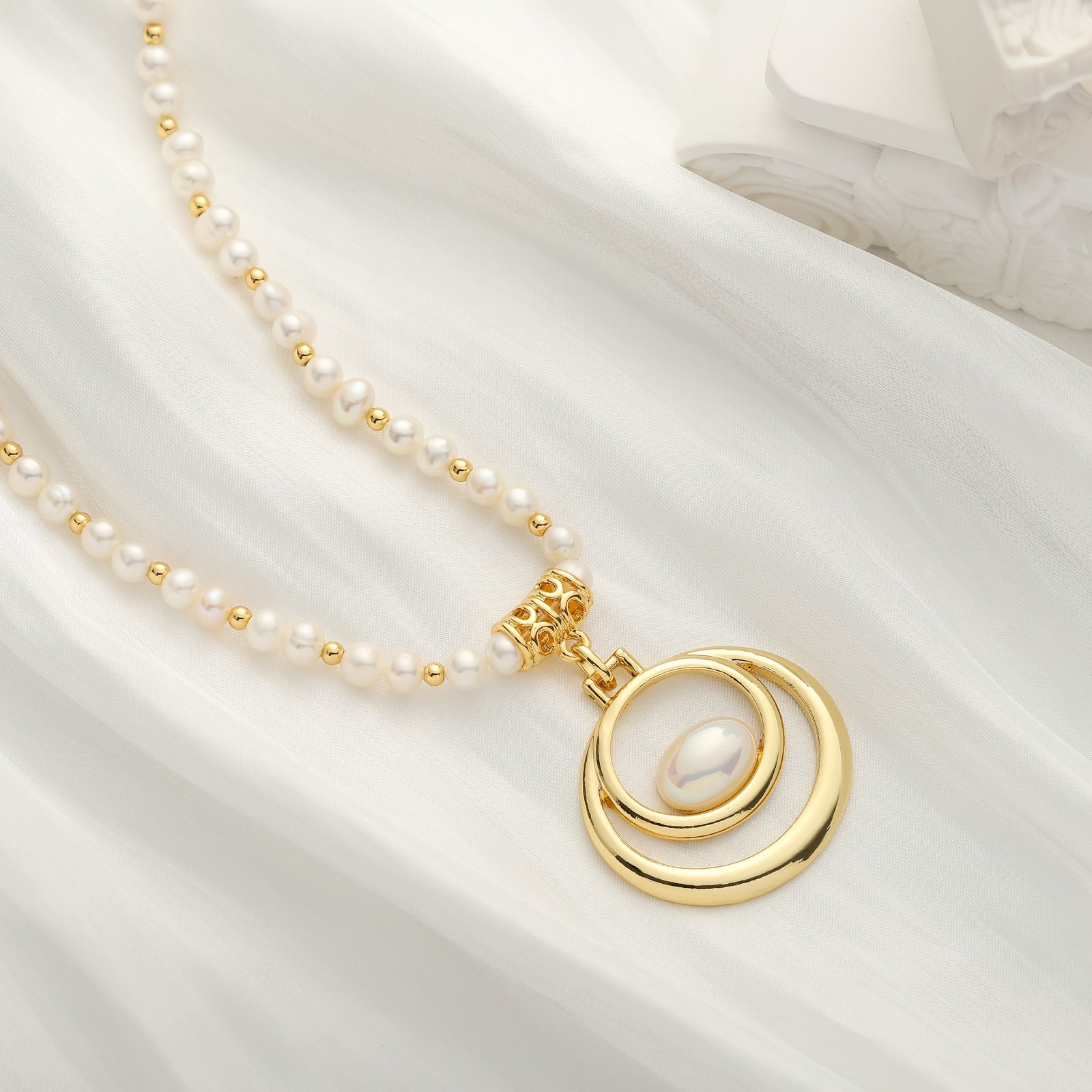 Oval Pearl Gold Necklace