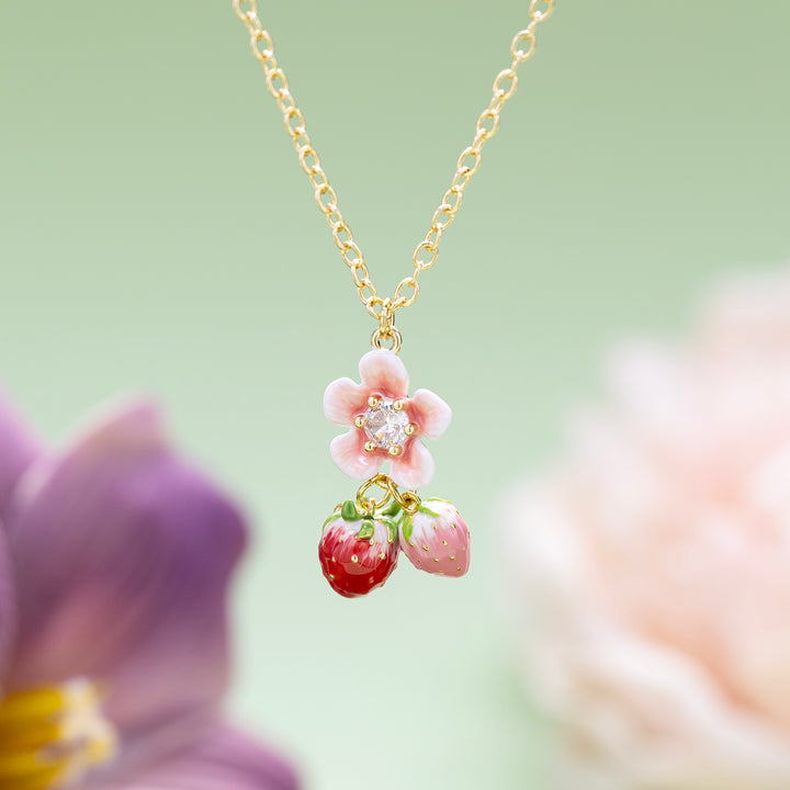 Collier de fleur de fraise