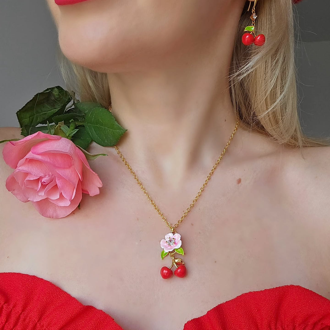 Collier de cerise de fleurs