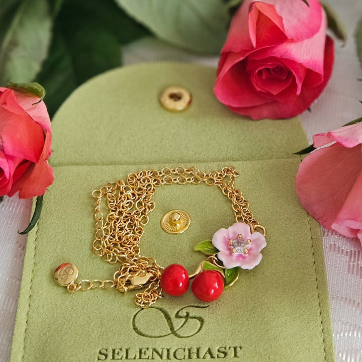 Collier de cerise de fleurs