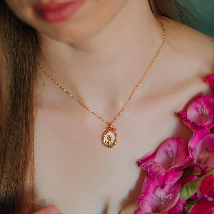 Collier de peinture à l'huile de rose sauvage