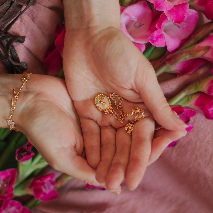 Collier de peinture à l'huile de rose sauvage