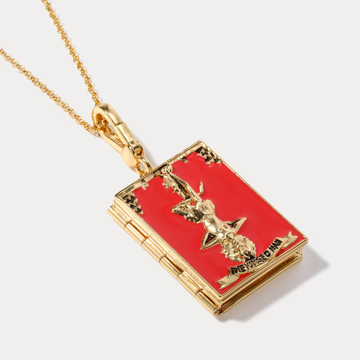 Collier de médaillon de tarot - l'homme pendu